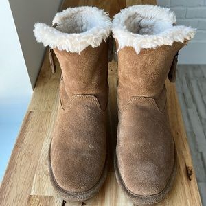 Women’s/Girl’s Bearpaw boots Size 5